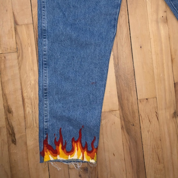 Hand painted fire mom jeans - Picture 5 of 7